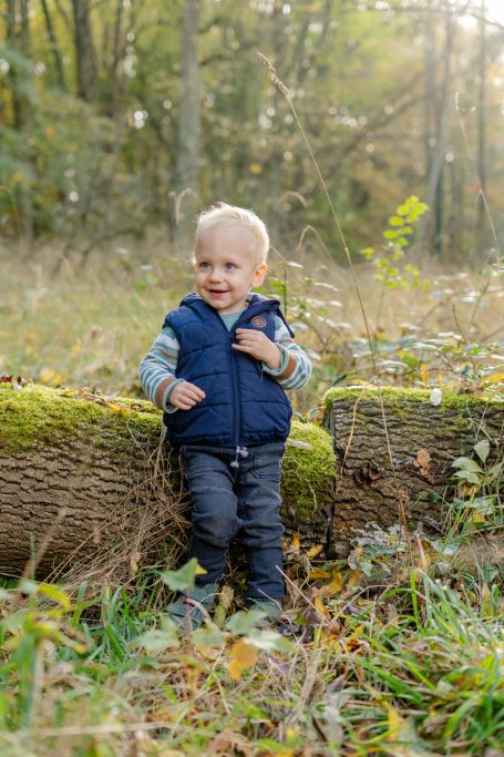 ein kleiner Junge im Wald