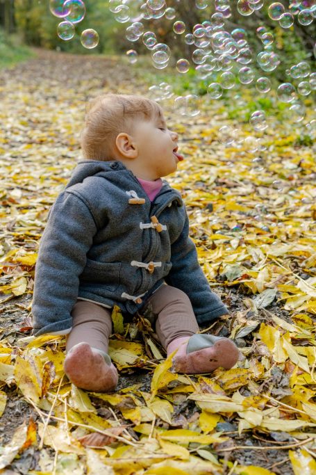 Kind mit Seifenblasen