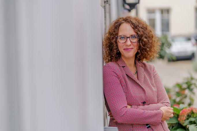 fokussierter Blick, Frau schaut in Kamera