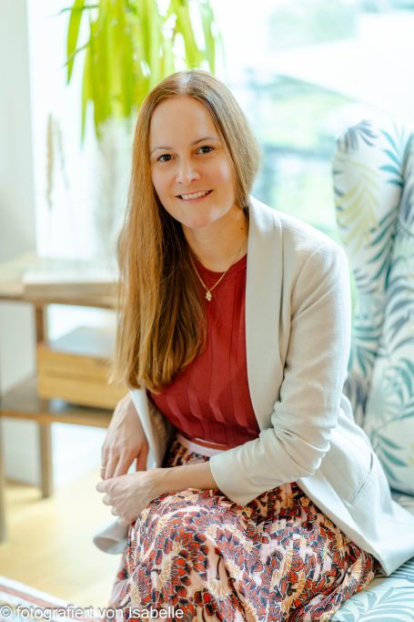 einladend, vertrauensvoll