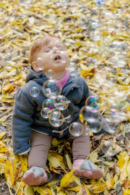 Baby mit Seifenblasen