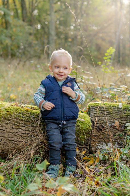 ein kleiner Junge im Wald